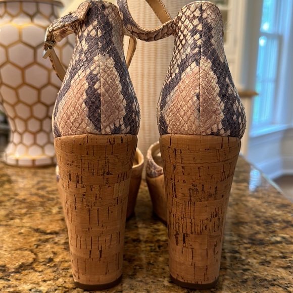 Vince Camuto platform wedge sandals - Picture 6 of 6